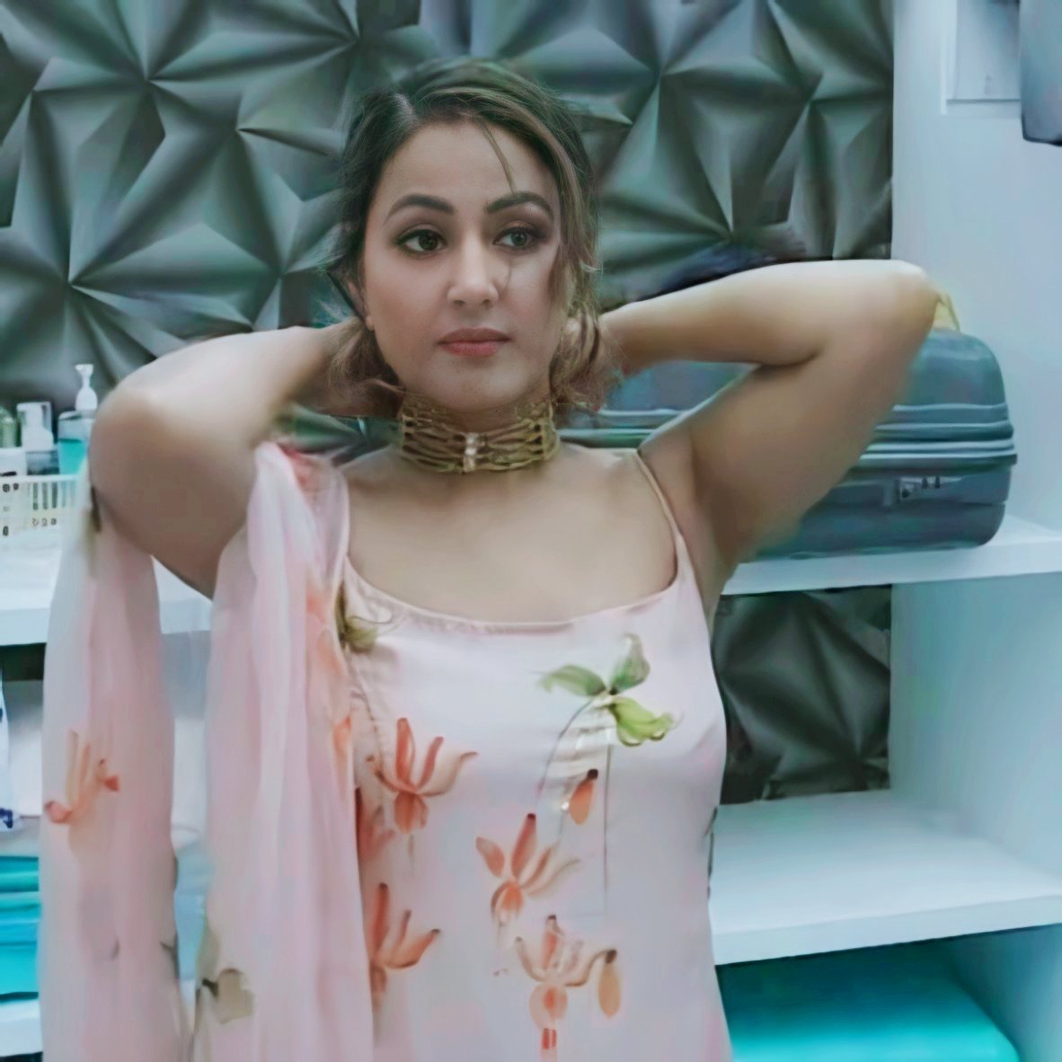 iMuzish's tweet photo. Wearing Choker By #RitikaSachdeva
@eyehinakhan #HinaKhan https://t.co/xb8YX2EJR8