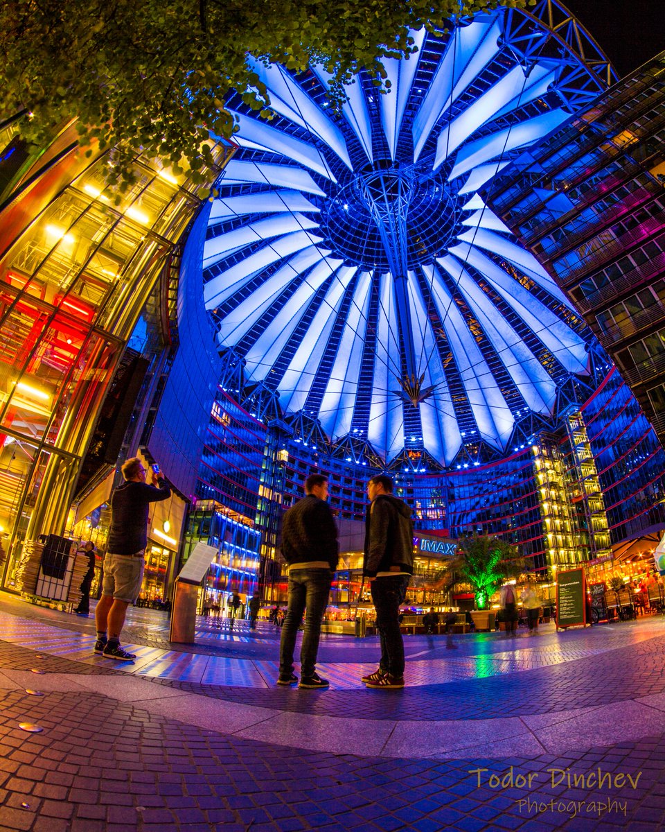 todor_dinchev's tweet photo. People having a walk under the changing colours of the Sony Center building complex at Potsdamer Platz 🥁🎬🛰

#berlin #sonycenter #potsdamerplatz #berlindubistsowunderbar #imax #colours #people #nightberlin #archtecture #harmony #beauty ❤️ https://t.co/RVohJKkoFa