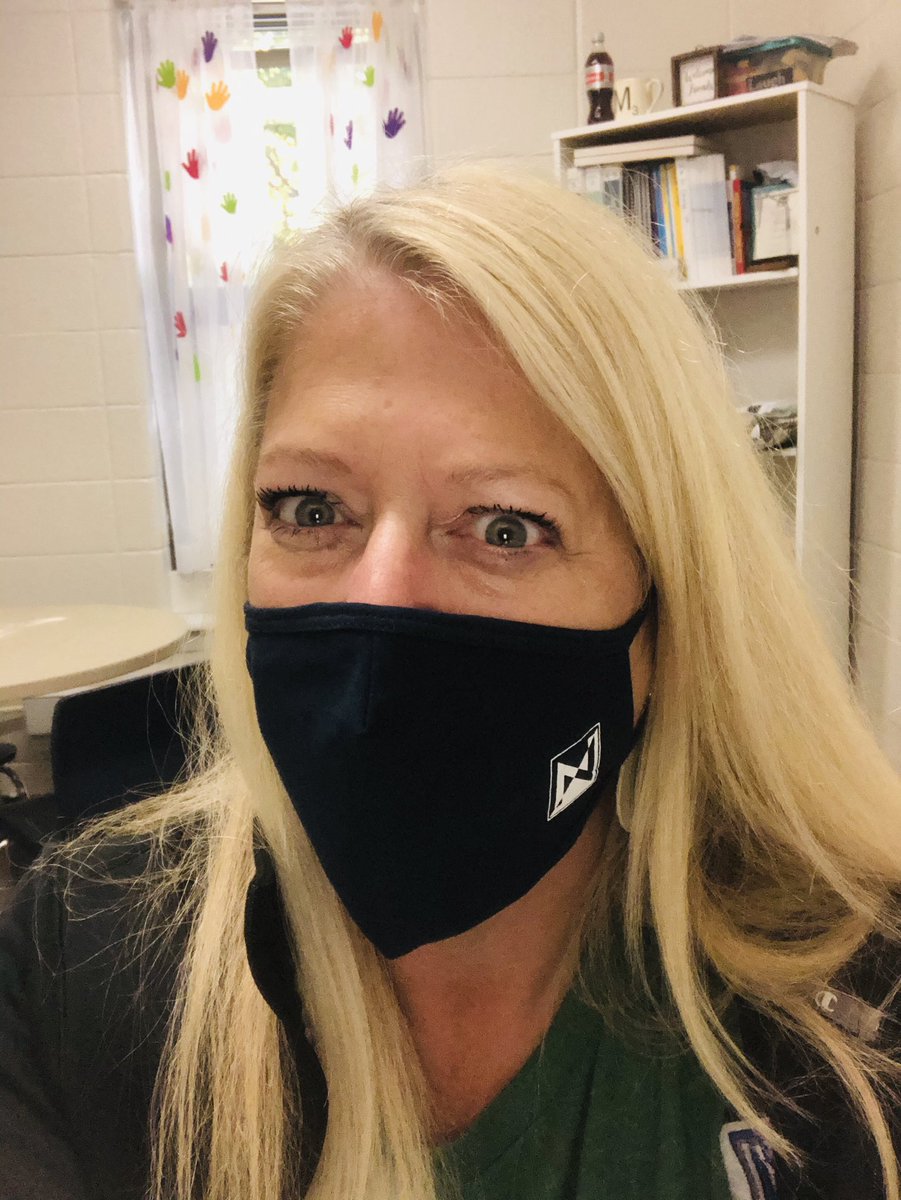 kmullerkc's tweet photo. Thanks a million to our amazing @Oakwood_Manor PTA!  LoVe my new @NKCSchools mask! @BrianMercerNKC @joseverduzconkc #omescelebrations https://t.co/UqE3p2xVLT