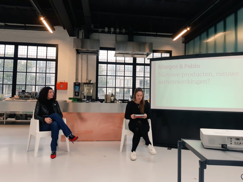 ElsUijterlindeM's tweet photo. Team Twente on tour, inspiratie opgedaan in A'dam vandaag!
Hoe kunnen de korte of middellange keten, een bewuste eetcultuur en duurzame wens in de stad ons als boer helpen landbouw te verduurzamen? & Genoten van een heerlijke red carrot burger van Sparc kitchen #boerenversneller https://t.co/Jltj9NndTt