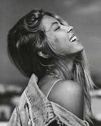 Necio20201's tweet image. Tu aventura es mi aventura
es un viaje extraordinario
no creo q sea un calvario
si es completa la locura
Nuestro sexo es la cultura
de besos interminables
abrazos incomparables
y sabor a caramelo
con razón es el desvelo
tu herramienta inigualable
#Cuba
#DecimasDelAlma
#OctavaReal