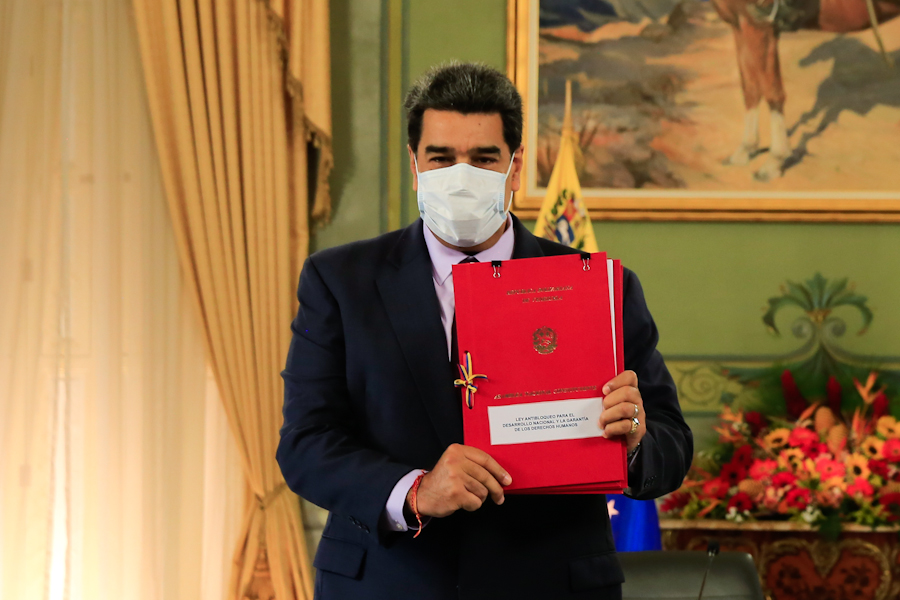 PresidencialVE's tweet photo. #AHORA | Presidente @NicolasMaduro recibe Ley Antibloqueo aprobada por la ANC ➡️  https://t.co/yA9arQwBFl https://t.co/ktQKVQw2ei