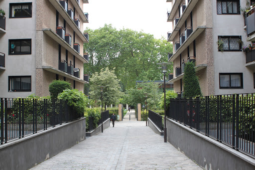 To open the parc to the neighborhood, the blocks are separated by a pedestrian path, lined with small private gardens. This ensure a transition between a trafficated boulevard and the more quieter parc and a better access from outside, while protecting the parc from noise