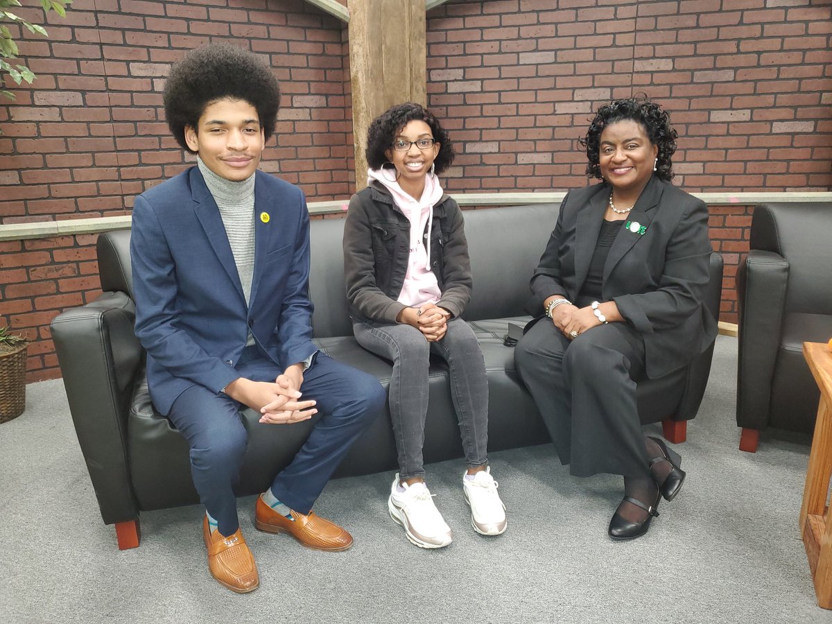 Portsmouth Student Leaders Pledge to Stomp Out Bullying! .@PortsVASchools .@ebracyPPS .@draswynn .@mcromartieEdD #ppsshines @PPSstudentrep @JJones_PPS @CeeColeman3 @GoCHSTruckers @ICNorcomHigh