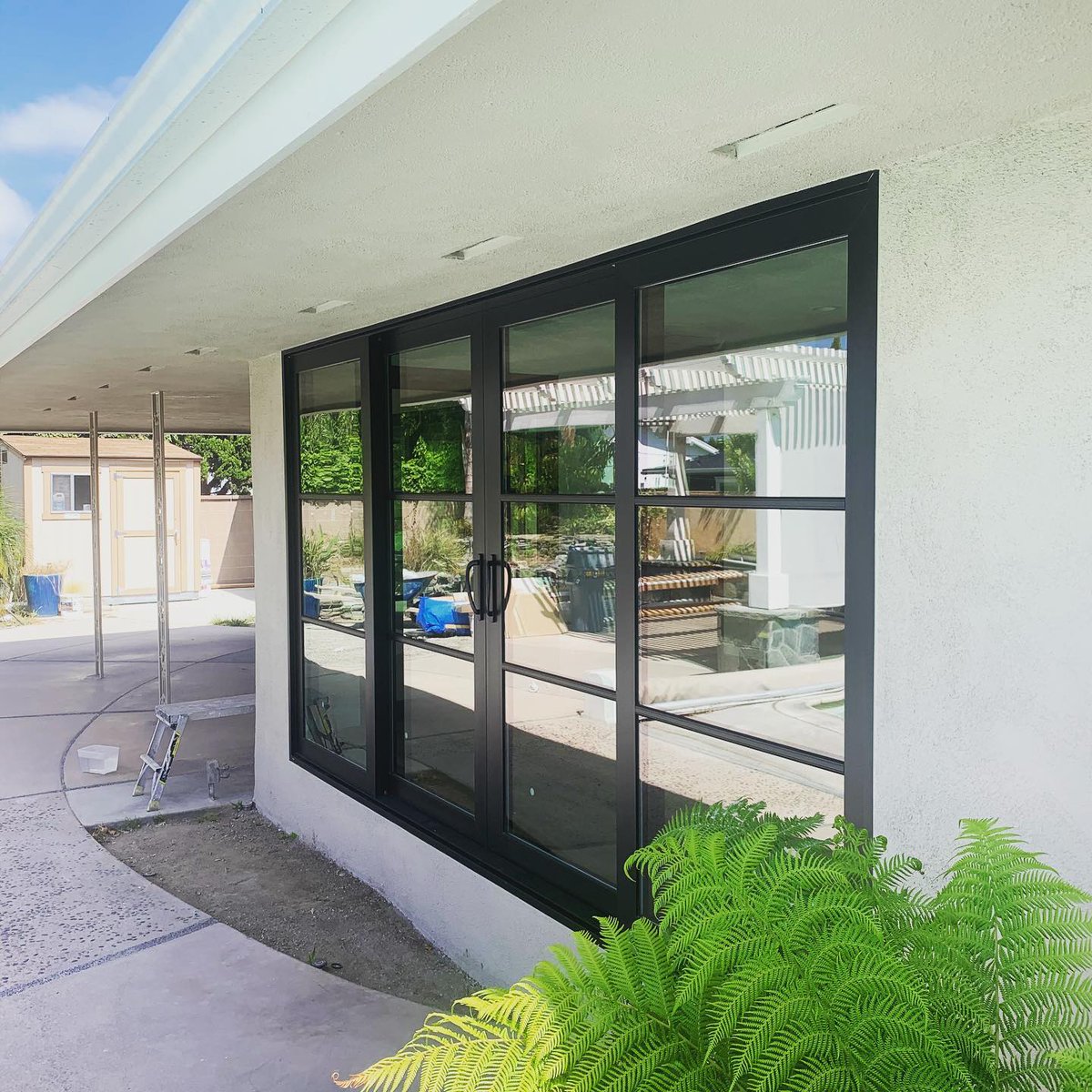 WinDorSystems's tweet photo. B&amp;W recently installed some beautiful black on black windows and doors!  What do you think? #orangecounty #customdoors #customwindows #homeimprovement #BiFoldDoors #MultiSlideDoor #BandW #Windows #PatioDoors #Upgrades #Repost #HomeDesign #windorsystems #BWwindor https://t.co/KcAjQX0gYi