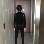 ジャケット脱いだら殺し屋!？全身真っ黒でミッション・インポッシブルすぎるw