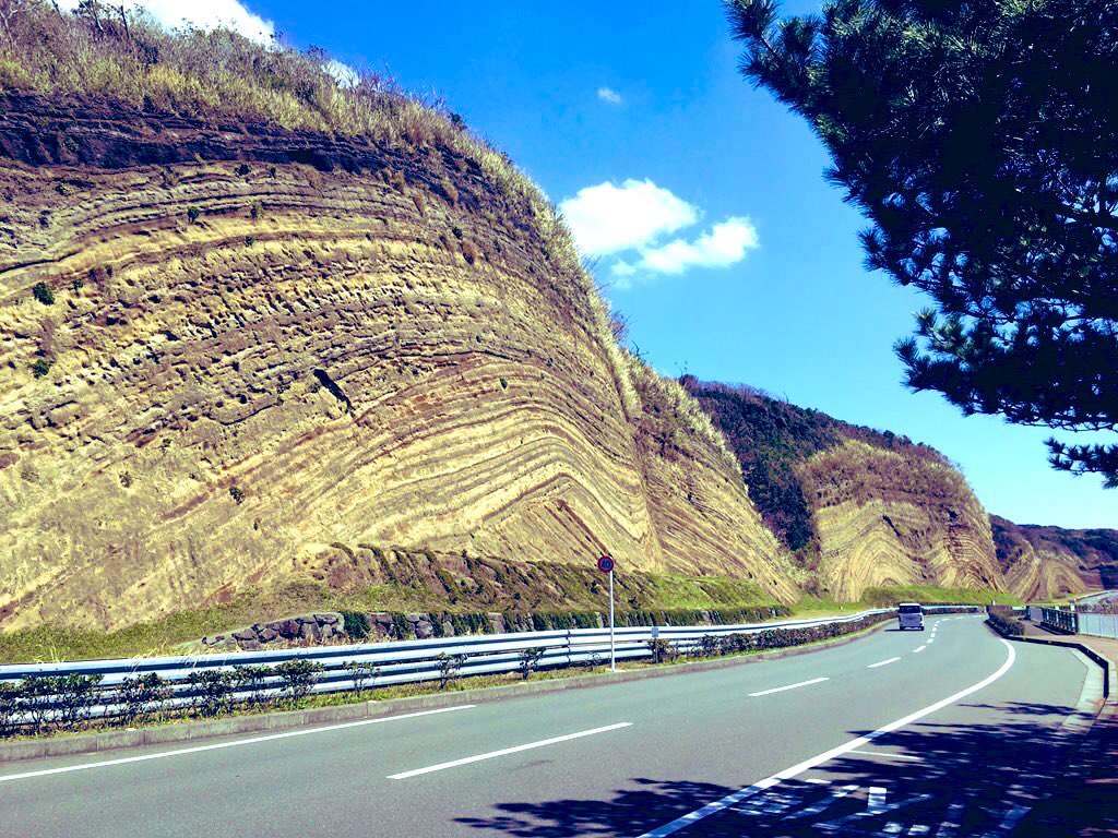 あざおまーと 教科書に載らない1000の旅行先 No 22 伊豆大島地層大切断面 伊豆大島 長さ670mに及ぶ地層切断面 三原山の活動の歴史も体感できる 元町港よりバスで30分ほど 伊豆大島 大島町 伊豆諸島 地層切断面 波浮港 島旅 船旅 国内 あざおまーと 教科書に載らない1000の旅行先 No 22 伊豆大島地層大切断面 伊豆大島 長さ670mに及ぶ地層切断面 三原山の活動の歴史も体感できる 元町港よりバスで30分ほど 伊豆大島 大島町 伊豆諸島 地層切断面 波浮港 島旅 船旅 国内