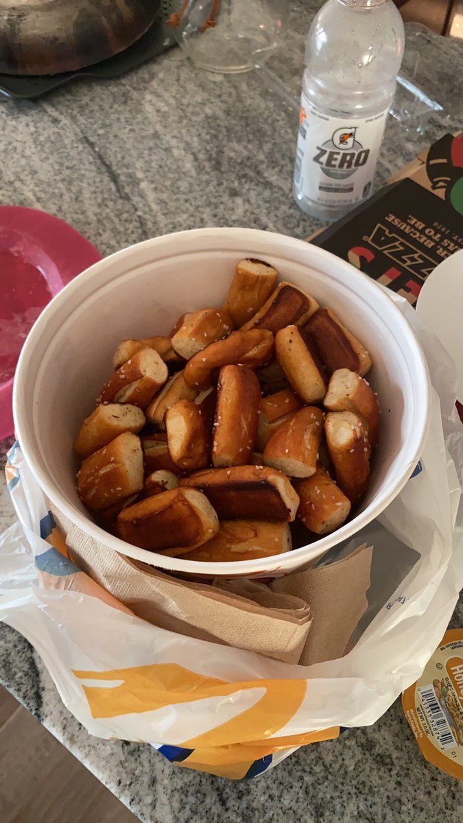 superamy13's tweet image. When you’re 9 months pregnant and already 2cm dilated and just finished your last day of work before maternity leave, you celebrate with a bucket of @AuntieAnnes pretzel nuggets. Mmmm, so yummy. 😍
#eatingfortwo #eatallthethings
