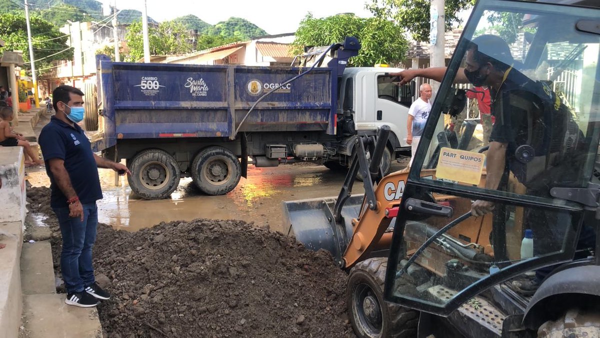 La intervención se da con el propósito de remover el sedimento que obstruye la calle principal de ese sector residencial, por efecto de la escorrentía superficial generada durante las precipitaciones. La vía funciona a su vez, como canal para evacuación de aguas lluvia. 2/2