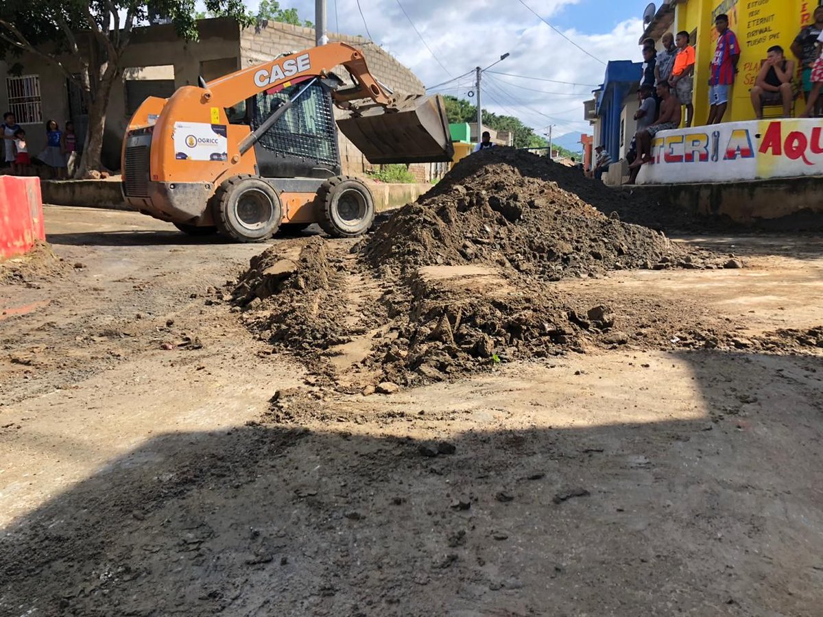 ¡Más acciones para la reducción del riesgo! El director de la #Ogricc, Jorge Lizarazo, inspeccionó la intervención mecánica que en el barrio Los Fundadores, ejecuta la entidad a través Banco de Maquinaria Amarilla (#Bamam). 1/2
