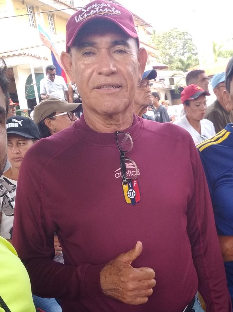 angelv3714's tweet photo. Ramón "El Gato" Hernández, ex asistente técnico de la Vinotinto en la era de Richard Páez necesita de la ayuda de todos. El profe ha superado el COVID pero le ha dejado una insuficiencia respiratoria y necesita colocarse oxígeno por varios días y otros medicamentos muy costosos. https://t.co/J4ZmU6m3U1