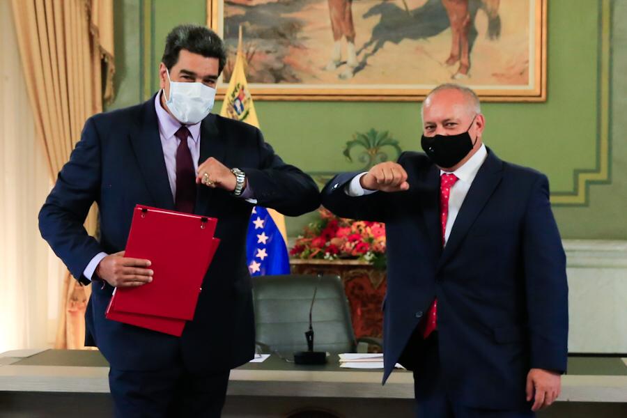 NicolasMaduro's tweet photo. Hoy recibo de vuelta, mejorada y perfeccionada, gracias a los aportes de la ANC, la Ley Constitucional Antibloqueo, una herramienta para avanzar y enfrentar las dificultades económicas con audacia, inteligencia y sabiduría. ¡Jamás traicionaremos la sangre de nuestros mártires! https://t.co/RubXXAw6EP