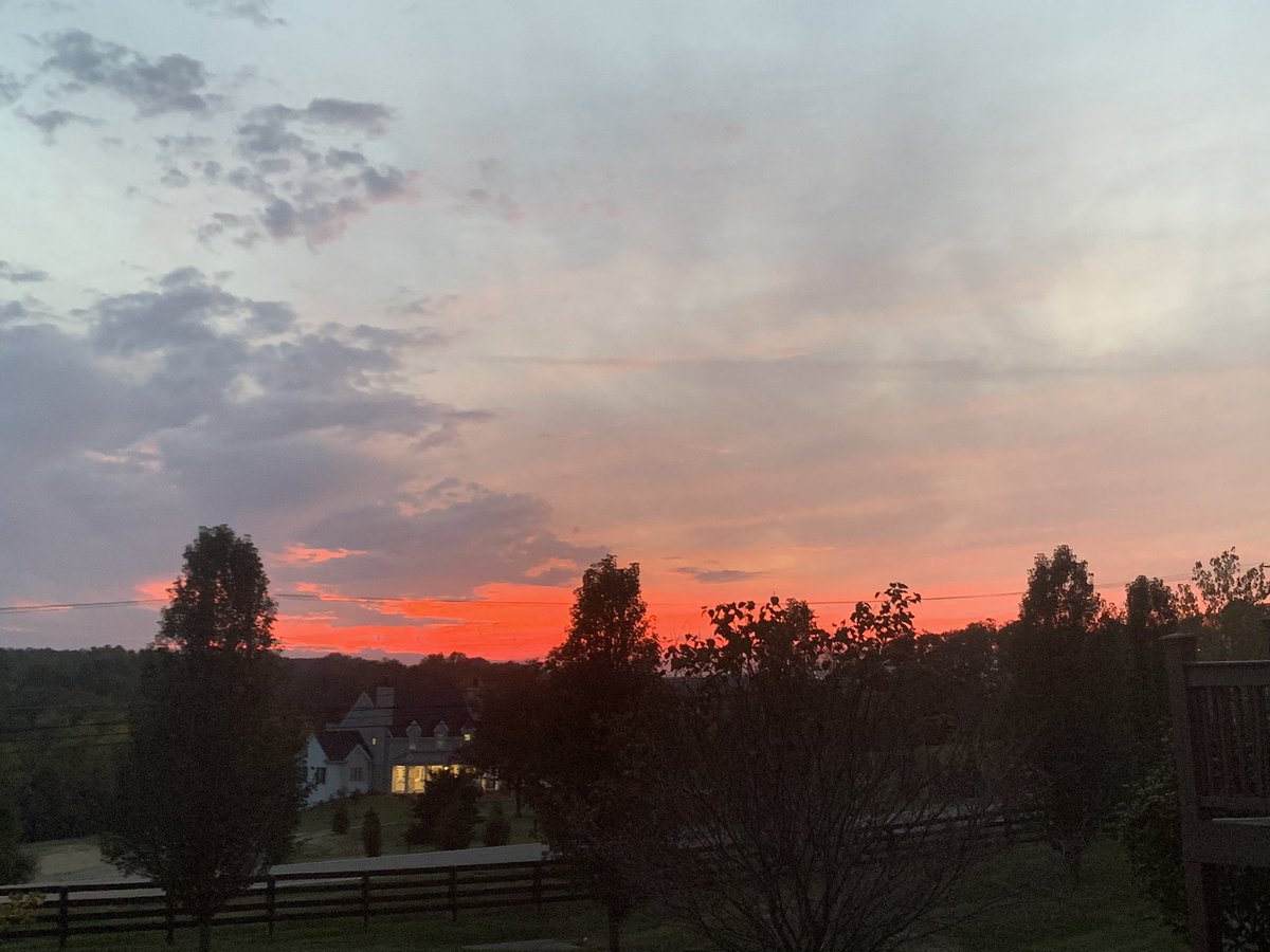 thingstosaaa's tweet photo. @MarcWeinbergWX  The sky was on fire in Crestwood! https://t.co/rwbaIK86WW