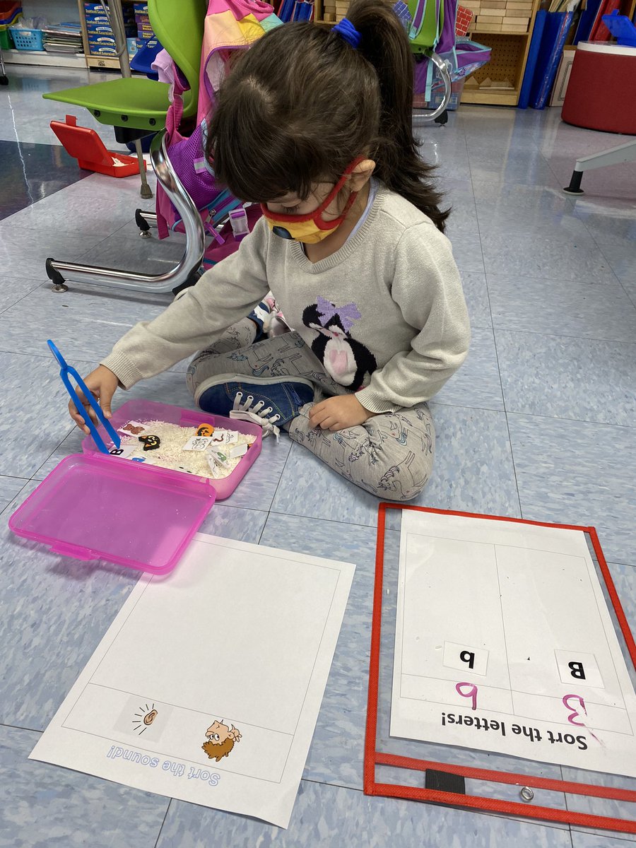 Mrs__Eden's tweet image. Letter Bb sensory boxes were a huge hit!!🤩🎃💀 These kiddos got to practice fine motor skills, identifying and sorting our capital and lowercase letter, along with finding pictures that begin with the letter b sound👂#sensorybasedlearning #mineolaprekgrows @MeadowDrMineola