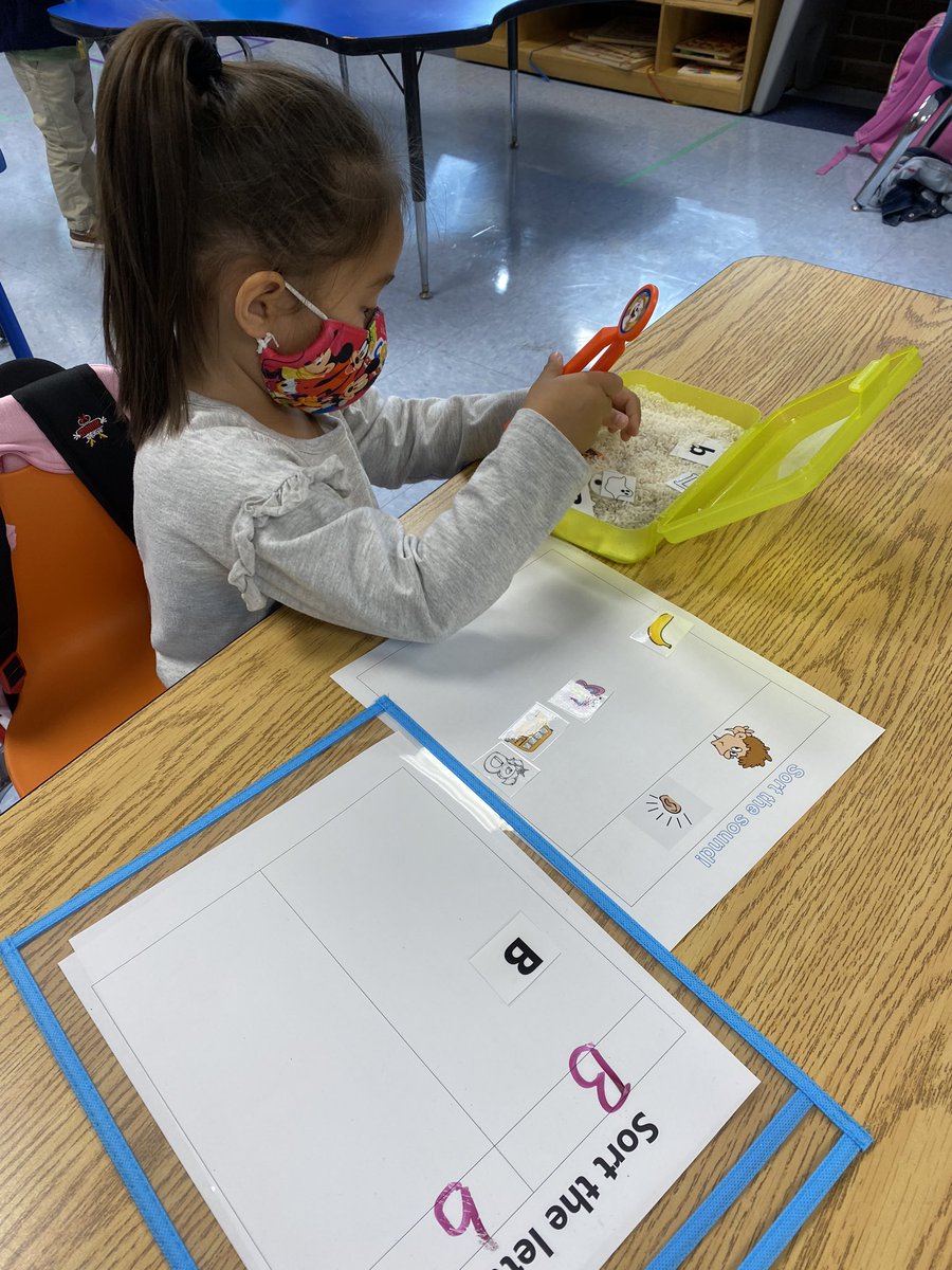 Mrs__Eden's tweet image. Letter Bb sensory boxes were a huge hit!!🤩🎃💀 These kiddos got to practice fine motor skills, identifying and sorting our capital and lowercase letter, along with finding pictures that begin with the letter b sound👂#sensorybasedlearning #mineolaprekgrows @MeadowDrMineola
