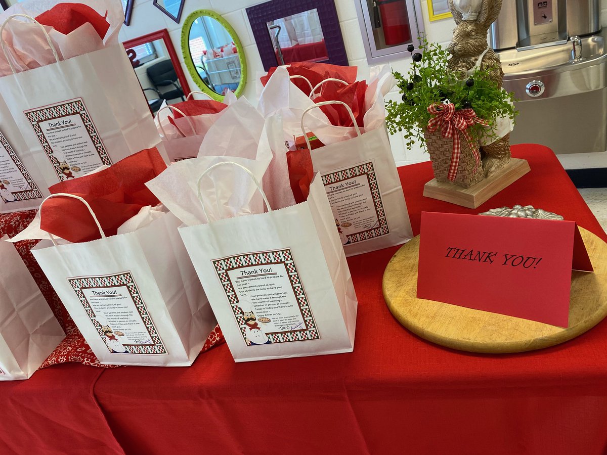 What a great way to spread Friday JOY!  Thank you <a href="/roarin4thePark/">Tara Brewer</a> and <a href="/sheltonparkAP/">pm keller</a> for dinner in a bag!!   #thoughtful #wegmans #LoveWhereYouWork #dinner.