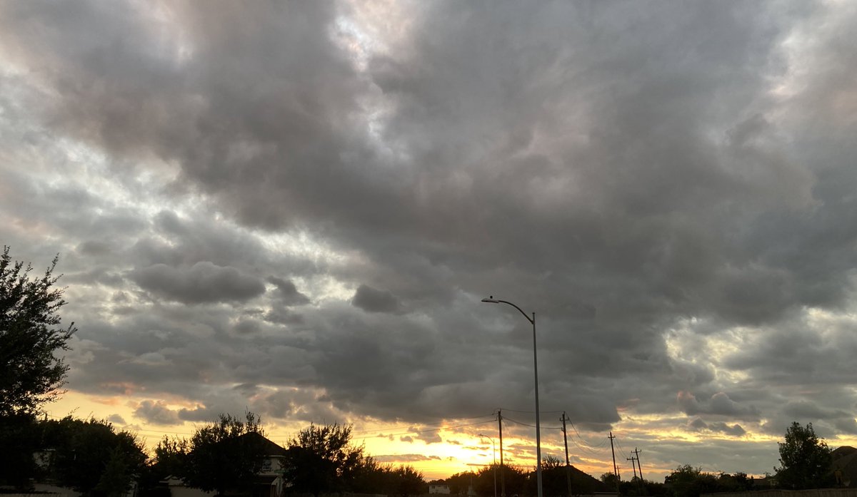 houstonairw's tweet photo. #Sunset in South central Houston includes some #Delta clouds #Houwx #HoustonAir 🇺🇸 https://t.co/ehjoCq3DWH