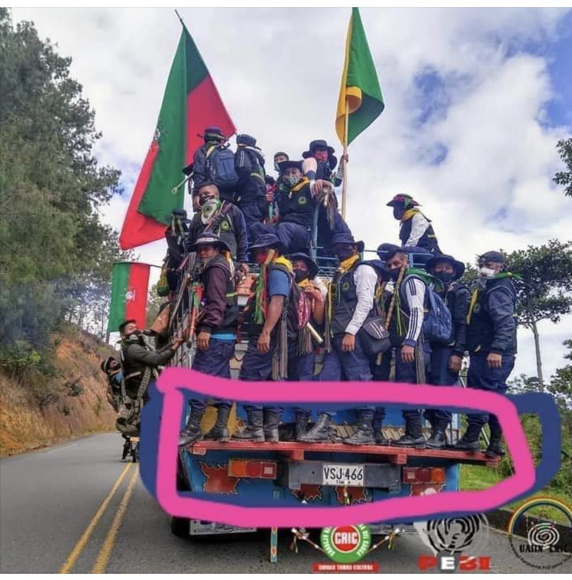 Ingeamanda's tweet photo. Alguna duda que lo tal minga que viene hacia Bogotá es la guerrilla con botas y fusil? https://t.co/Q8QcEf622Y
