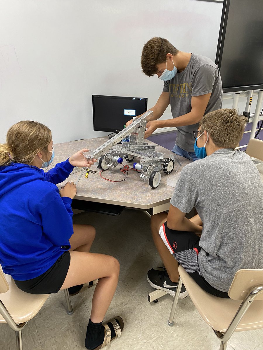 CS_Pirate_Tech's tweet image. Just a few of the things we’ve been doing in class so far this year. So happy to be in the building learning new things. #3Dprinting #Robots #TETRIXrobotics