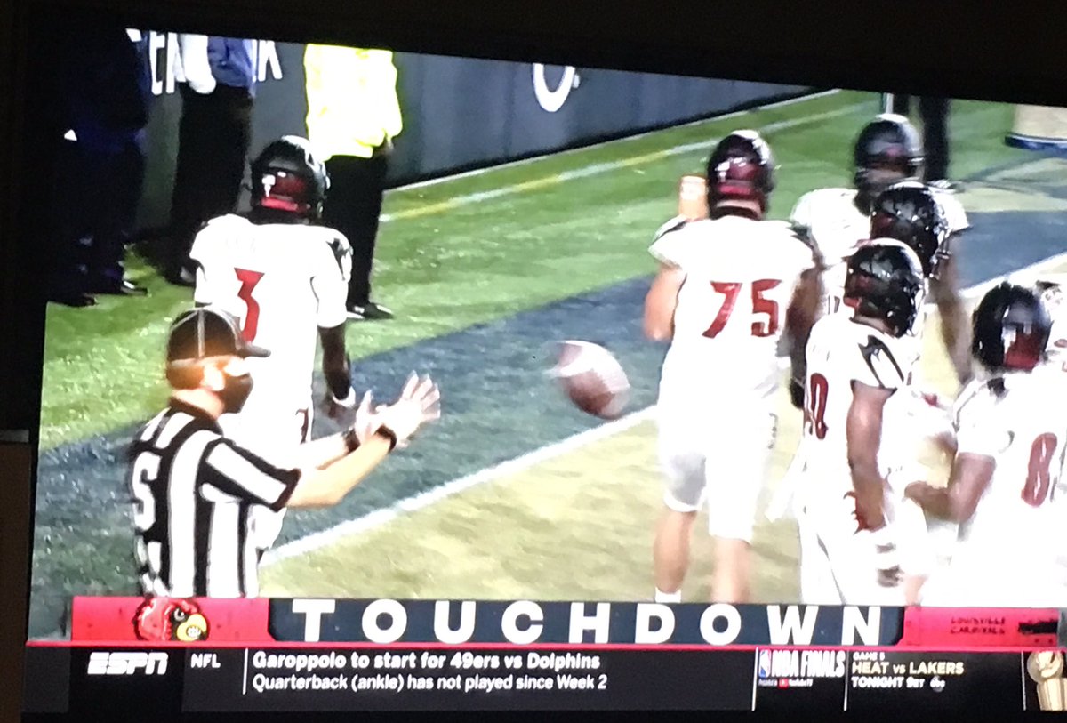 UofLDOPS's tweet photo. Is there a better time to mention the upcoming @UofLAlum “Game Changer” event featuring former #UofLPOLS student-athletes 🏀@DerwinWebb & @DavidPadgettMS than while watching POLS major Robbie Bell play @GoCards 🏈 with Eric Wood on the sideline?!?
🤯
https://t.co/eT80Lj8RQF https://t.co/WnhQ0jlgyw