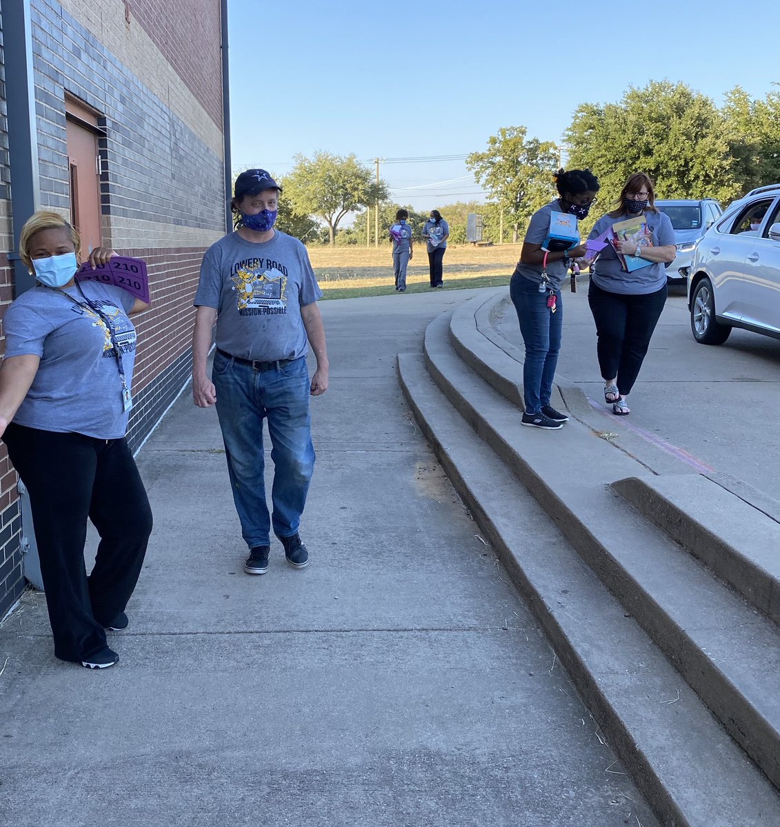 LoweryRoadFWISD's tweet photo. Drive Through Meet the Teacher for grades 2 & 3 was successful. They will join our in person learning on Tuesday. Next Thursday we’ll Meet and Greet our students in grades 4 & 5. #TeamLowery #LeooardPride #Eastside https://t.co/B6nfkDPoAC