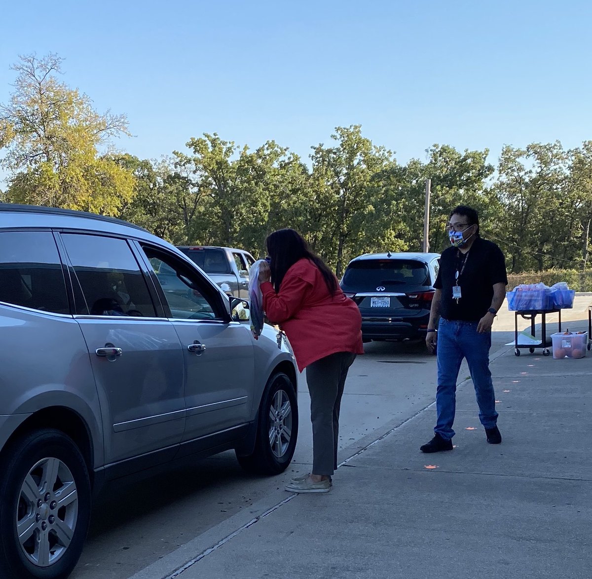 LoweryRoadFWISD's tweet photo. Drive Through Meet the Teacher for grades 2 & 3 was successful. They will join our in person learning on Tuesday. Next Thursday we’ll Meet and Greet our students in grades 4 & 5. #TeamLowery #LeooardPride #Eastside https://t.co/B6nfkDPoAC