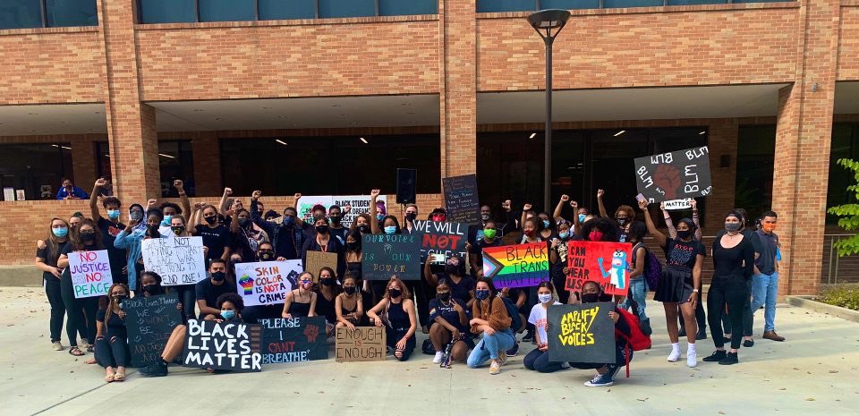 htineyoungin's tweet photo. One thing about sam,  we gon show up and show out ! the black lives matter protest was really peaceful and i met some genuine people today. Shout out to @Blackwomenemp❤️ #blacklivesmatter #BlackSamMatters #BLACKSAM #SHSU https://t.co/n1O06E0Sju
