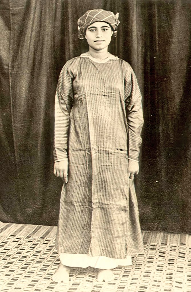 NaajihDidi's tweet photo. #DhivehiArchives 
An older version of the Dhivehi Libaas. This was the version worn by the women of Maliku (Minicoy) until the introduction of Mau Libaas by Malingey Hussain Didi. https://t.co/mbFpmzH3W3