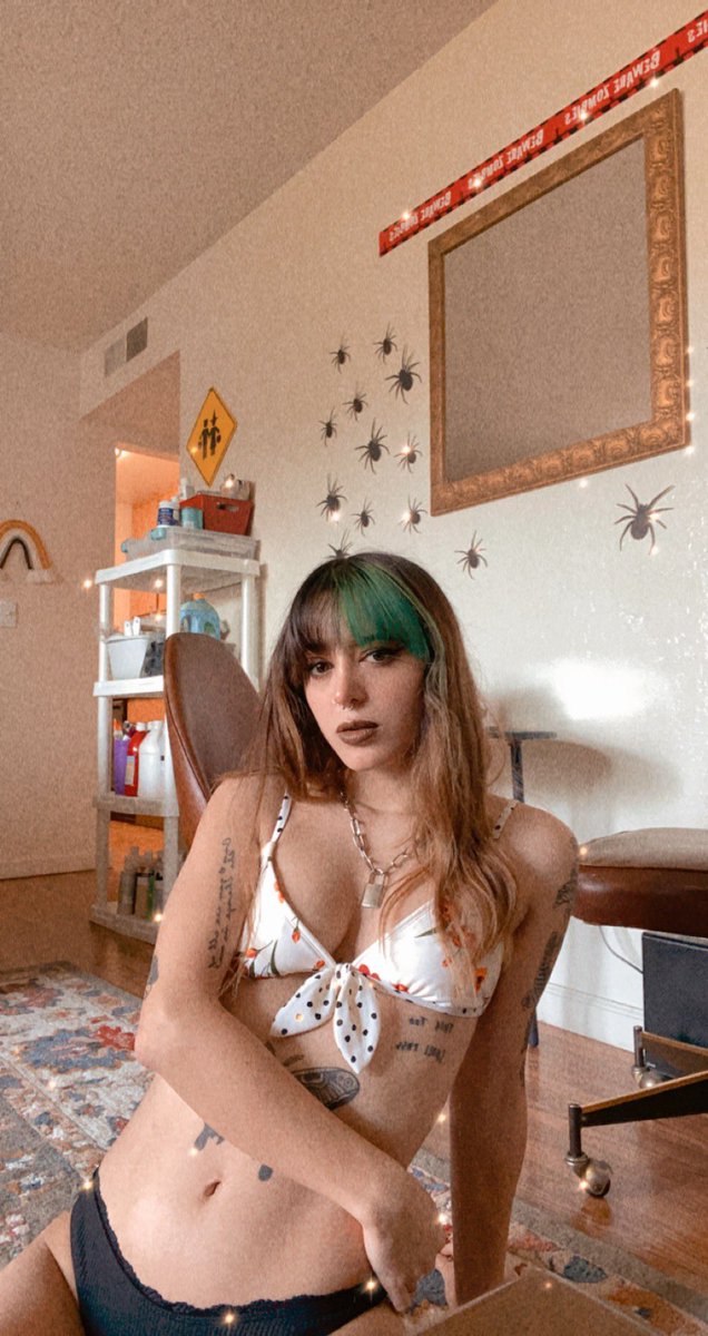 strwbrrydagg3r's tweet photo. I never got to wear my bikini this summer :’( https://t.co/P0riAAAPiD