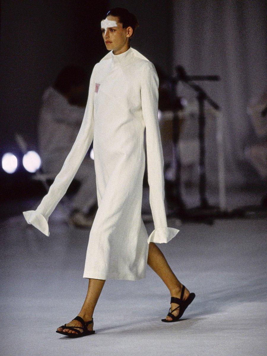 st_fulton's tweet photo. Elongated sleeves.
Chalayan Spring 1998.
#Fultonstcritique #Chalayan https://t.co/6ZCnnjTVQv