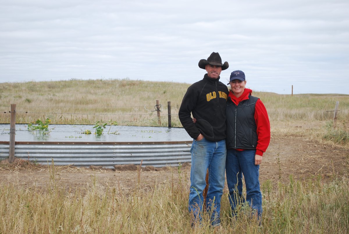 Ranching4Profit's tweet photo. The only thing harder than running a small business is running a small #familybusiness. 
Holding effective family meetings leads to fewer conflicts between employees &amp; family. Raise your hand 🙋‍♀️ if you run or grew up in a family business! Did you have family meetings? #AgTwitter https://t.co/KGf5QzeAfW
