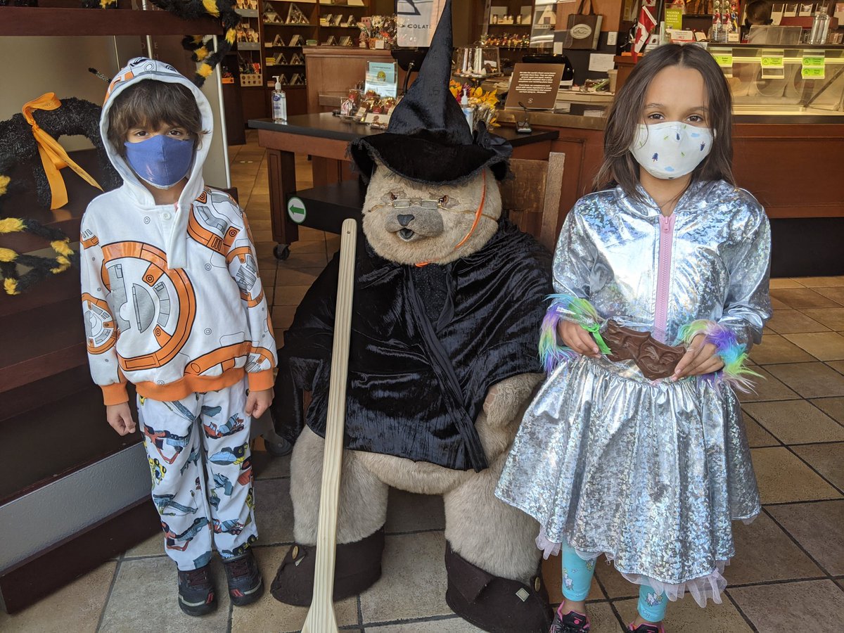 YashYanthi's tweet photo. You knew there's a chocolate trail in @StratfordON right? A $35 pass gives you access to 6 of 20 stores for a self guided tour. There's everything from chocolate coffees and beer to honey and bars! #MurphysDoSratford #FallForStratford #LoveStratford #StratfordAlFresco #sponsored https://t.co/K9FTgXeef1