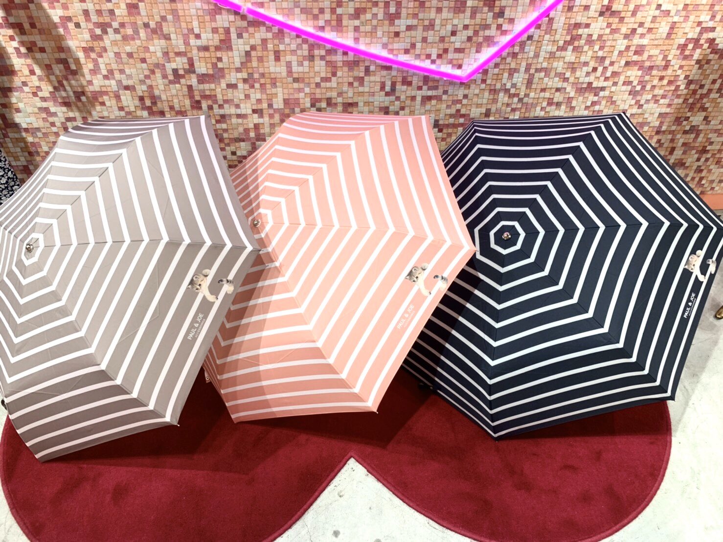 Paul Joe Beaute Jp キャットストリート News Pjキャットストリート から 雨の日でも気分が上がる かわいらしい傘の入荷のお知らせです 人気のヌネット をモチーフにしたボーダープリントの折りたたみ傘 ベージュ ピンク ネイビーの3色展開