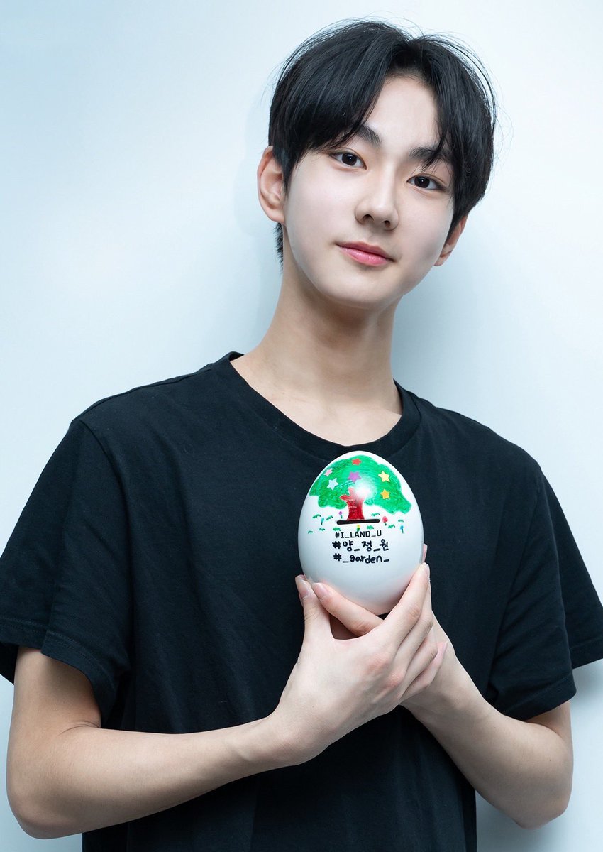 a thread of jungwon but as you scrolls up he gets older ;