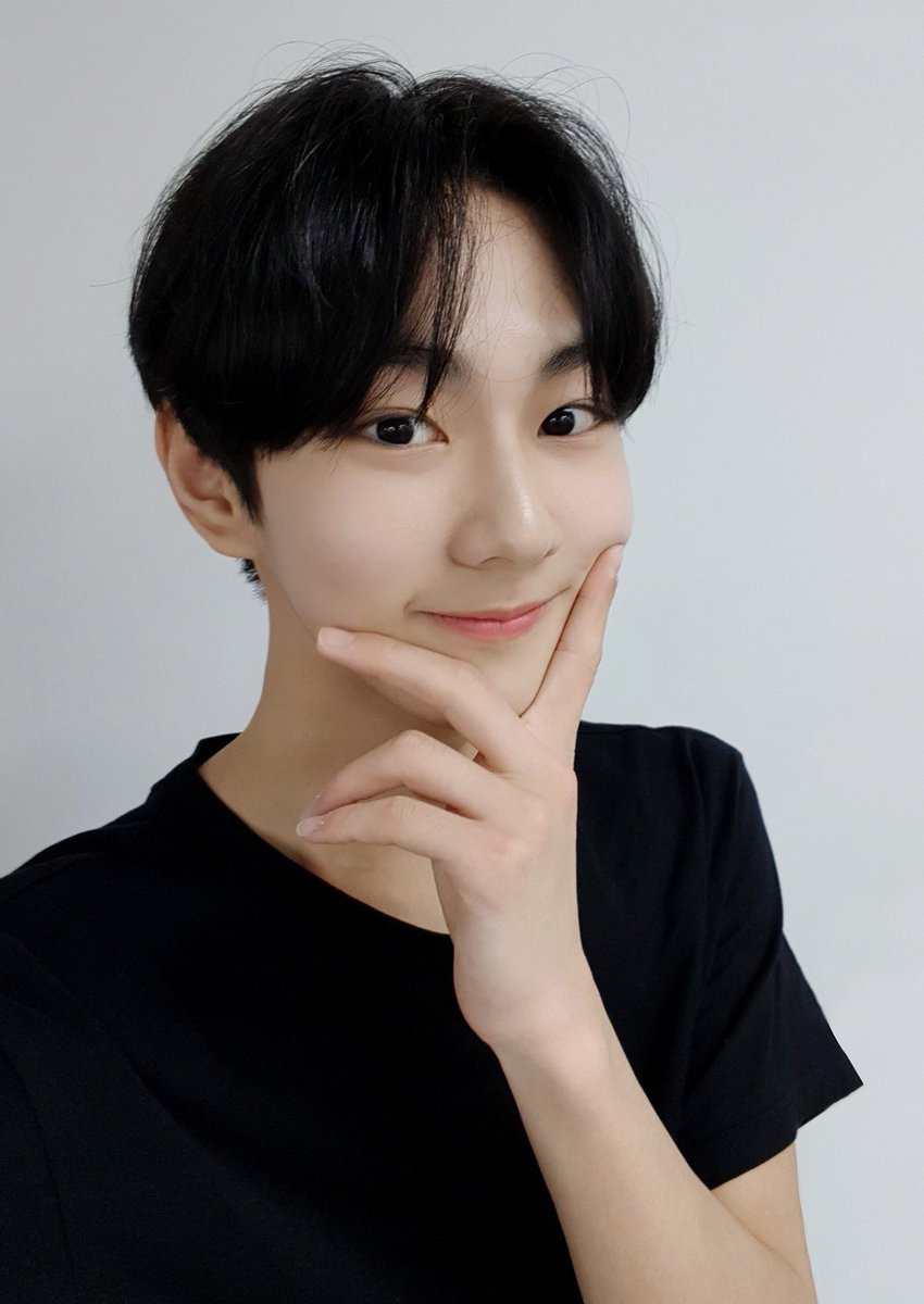 a thread of jungwon but as you scrolls up he gets older ;