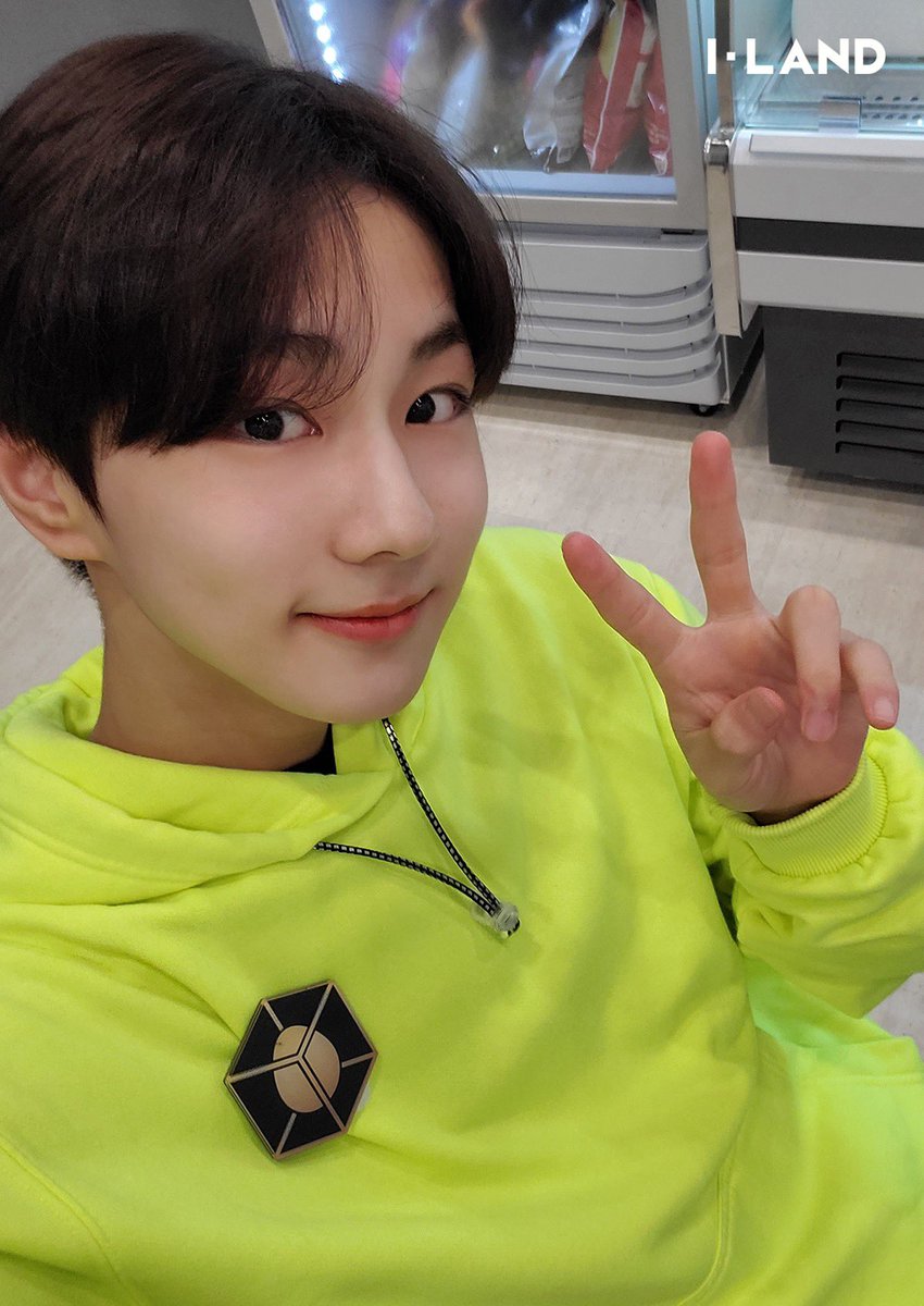 a thread of jungwon but as you scrolls up he gets older ;