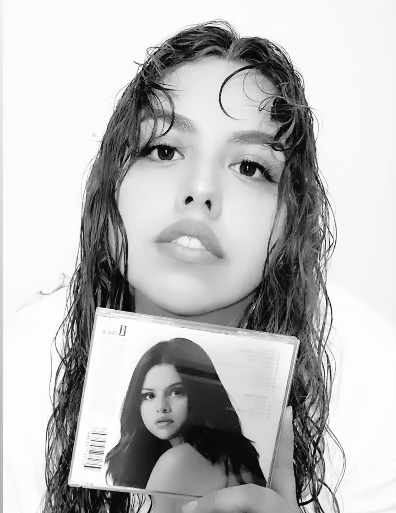 Sarigomez20's tweet photo. Happy birthday to this beautiful art, Love u @selenagomez 💕 #Revival #5YearsOfRevival 🎉 https://t.co/FseSvsWLvp