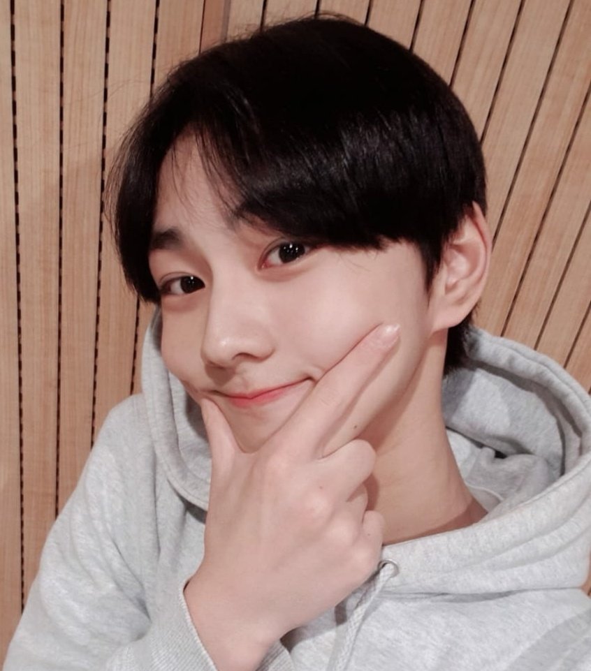 a thread of jungwon but as you scrolls up he gets older ;