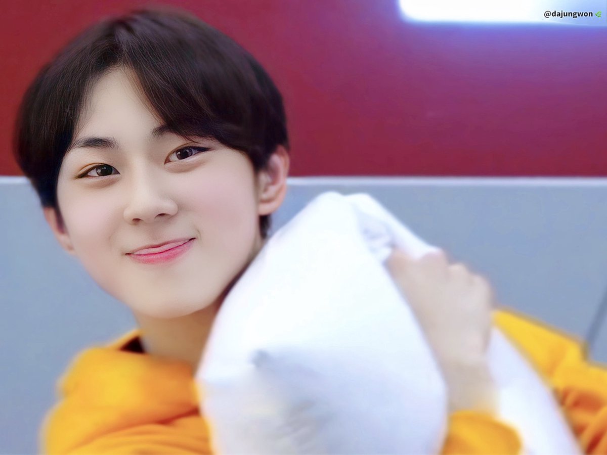 a thread of jungwon but as you scrolls up he gets older ;