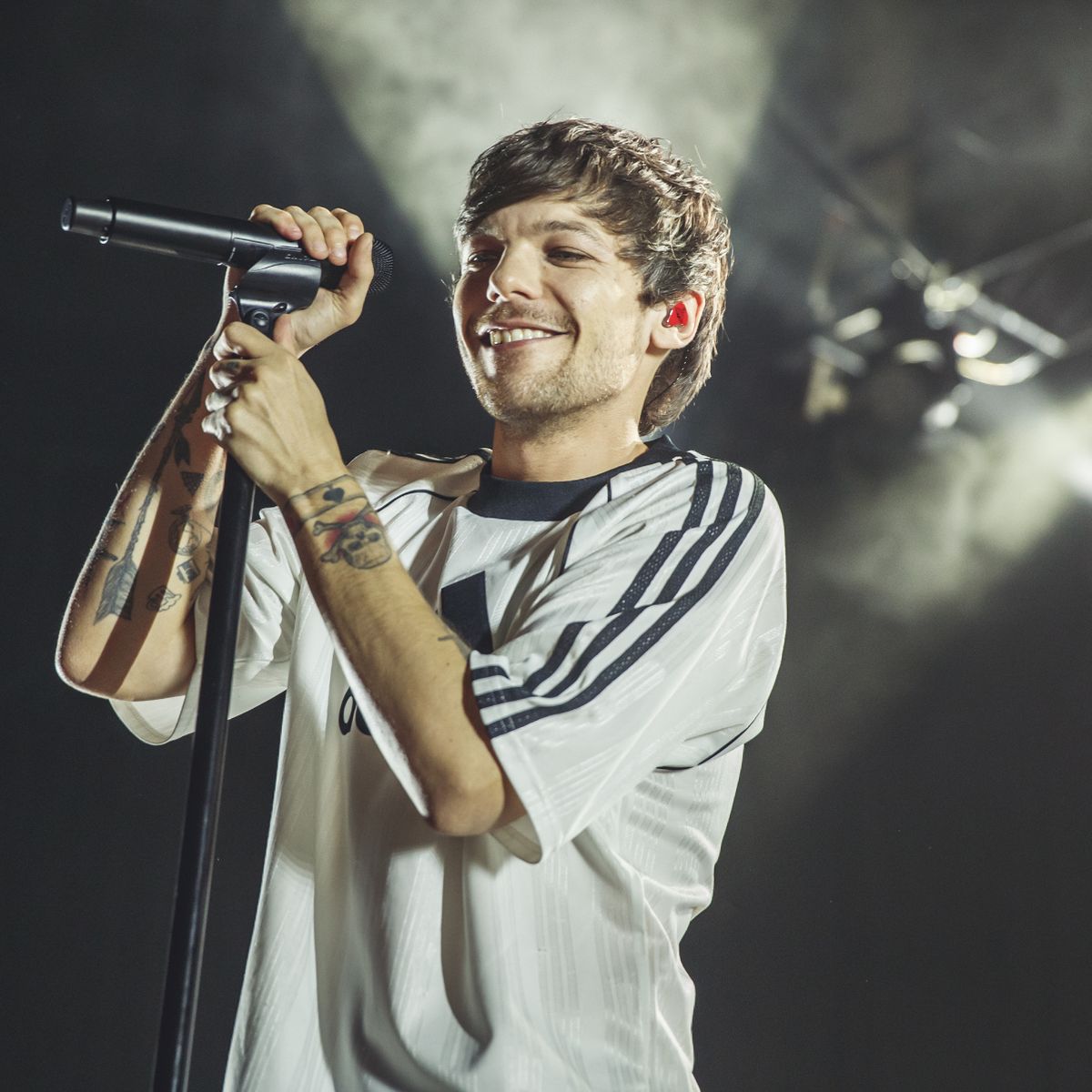 louis holding his microphone, a thread;
