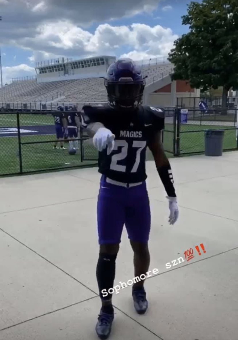 CookDemarion's tweet image. 13 tackles 1.5 sacks why not D 💪🏾💪🏾