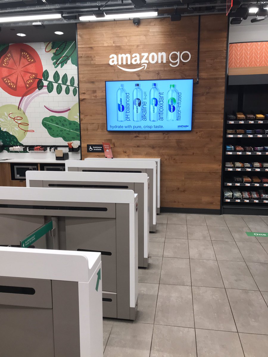 pinotski's tweet image. Belanja cemilan di gerai Amazon Go. Ngga ada kasir ngga ada petugas. Masuk, scan qr code dari akun Amazon di app. Ambil barang yg dibutuhin dari rak.