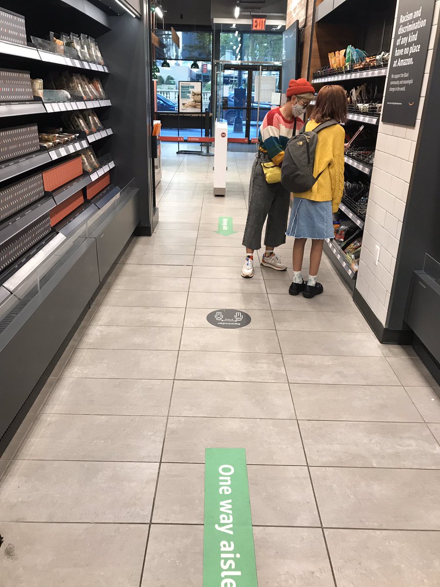 pinotski's tweet image. Belanja cemilan di gerai Amazon Go. Ngga ada kasir ngga ada petugas. Masuk, scan qr code dari akun Amazon di app. Ambil barang yg dibutuhin dari rak.