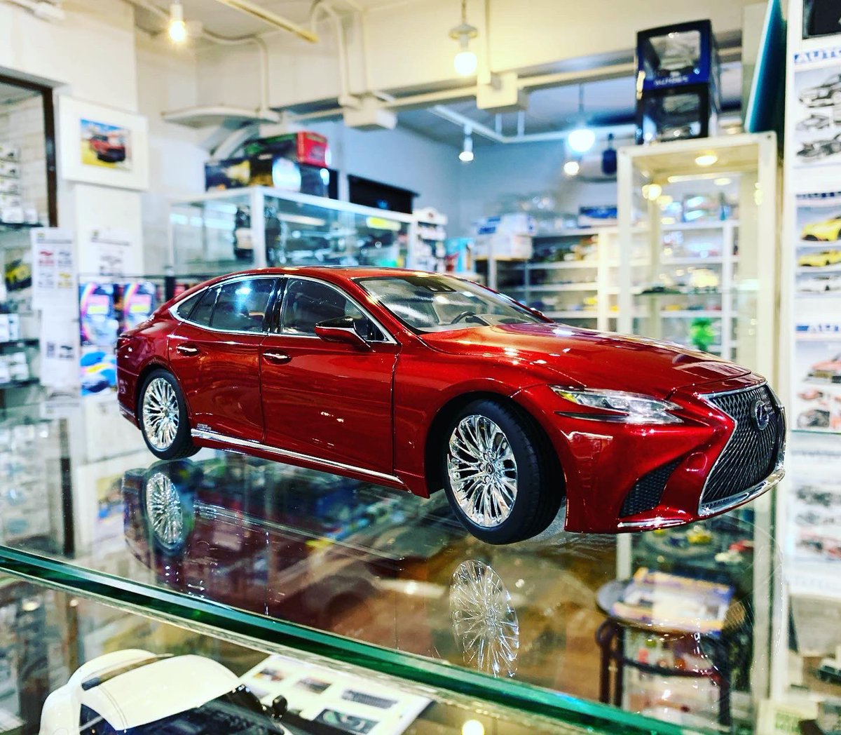 littlelegard's tweet image. 最近の台風の動きって、ひと昔ではあまり考えられないですよね、進んだり戻ったり🌀進路の皆様、いろいろとご注意下さい。

本日も宜しくお願いします。

#オートアートレクサスls500h #autoartmodel #lexusls500h #ミニカーショップリトルレガード