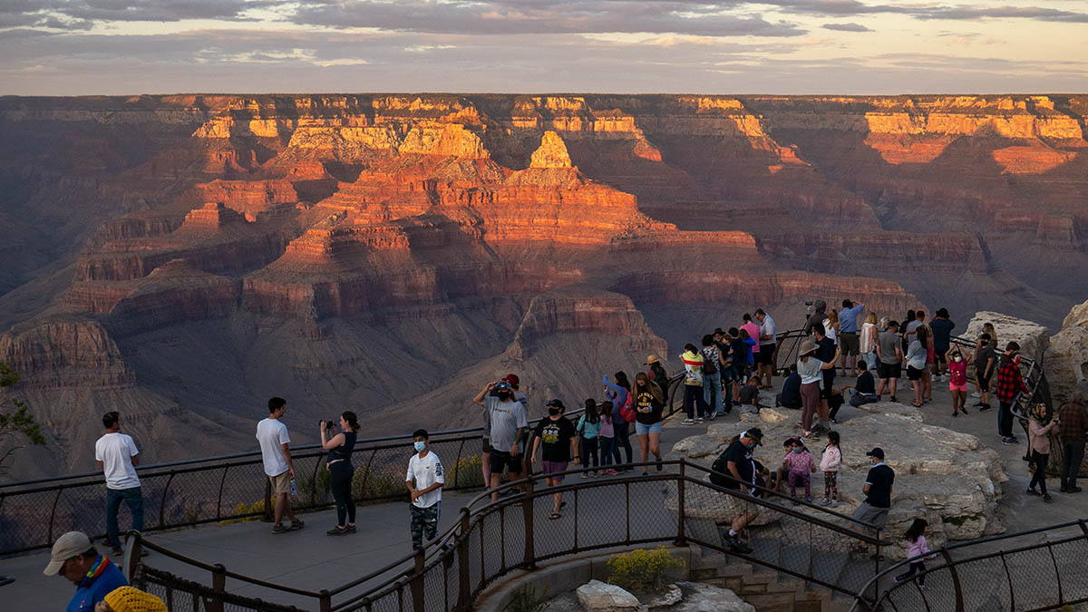 GrandCanyonNPS's tweet image. Sunset from Mather Point, Friday, Oct. 9, 2020. 
We're expecting a busy holiday weekend. Stay Safe! Avoid scenic overlooks when they are crowded. Walk a little further - there are 13 miles (21 km) of canyon rim trail in and around Grand Canyon Village. #RecreateResponsibly