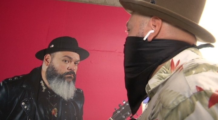 RockeriasBlog's tweet photo. Andrés Sierra, guitarrista de La Doble A, retratado como parte de la exposición fotográfica '¿Cómo va la vida?', iniciatova de la Alcaldía de Medellín para promover la salud Mental. https://t.co/dRhXTiWEyZ