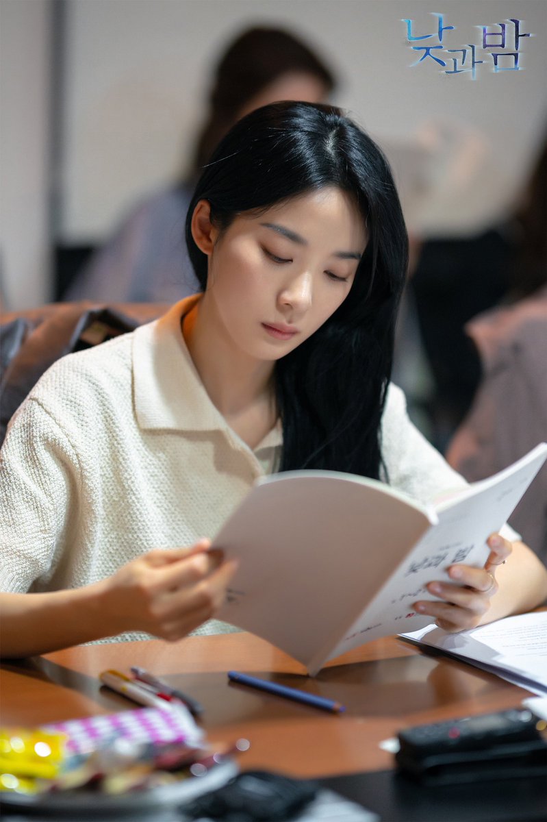 대본 찢고 나온 배우들의 <낮과 밤> 대본리딩 현장🌞🌝 tvN 새월화드라마 #낮과밤 11월 첫 방송 #남궁민 #김설현 #이청아 #윤선우ترجمة المنشور