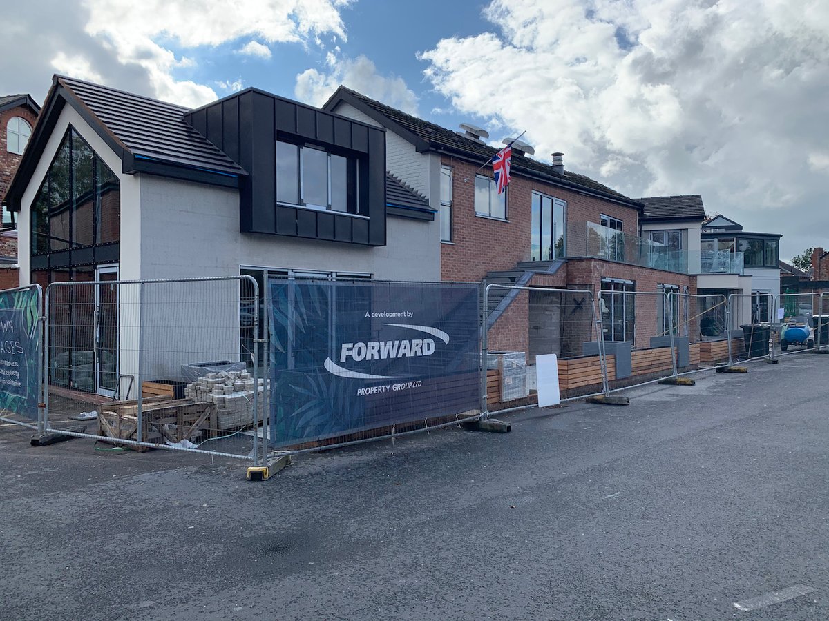 FPGProperty's tweet image. Crown Passages in #Hale is looking great!  We're cracking on with the internal fit out and will be ready to welcome new #retail tenants very soon. Find out more about it at l8r.it/zan6 or contact us for details and availability - 01565832500 #commercialspacetolet