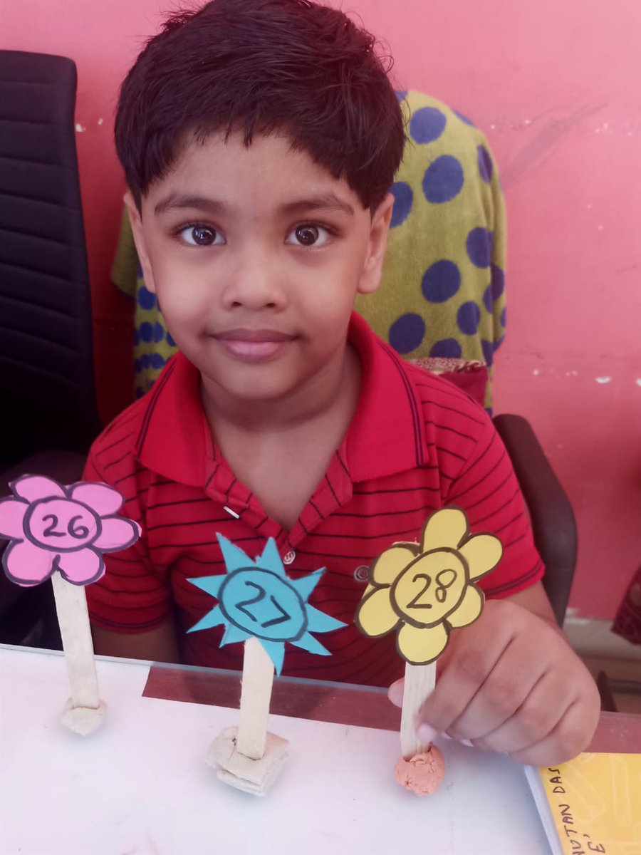 SAI_Edu_In's tweet image. Next they wrote numbers on each flower cutout, followed by learning the missing numbers by inserting the number flower sticks to the dough.  This play way method of doing the activity enhanced their logical, intrapersonal and visual skills.#VisualSkill