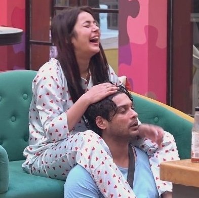 Its champi time and let me remind people who claim hina is desperate for attention n all.. she's the same n has been all along.  #HinaKhan #SidharthShukla  #ShehnaazGiII